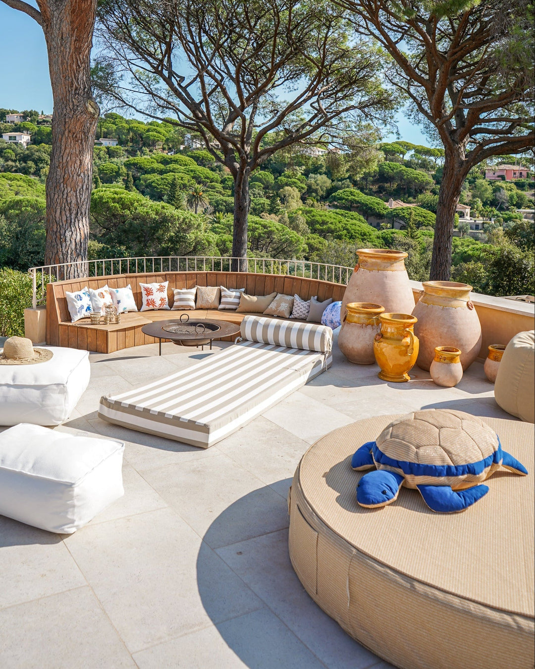 Coussins extérieurs haute résistance : l'art de sublimer votre terrasse sous le soleil