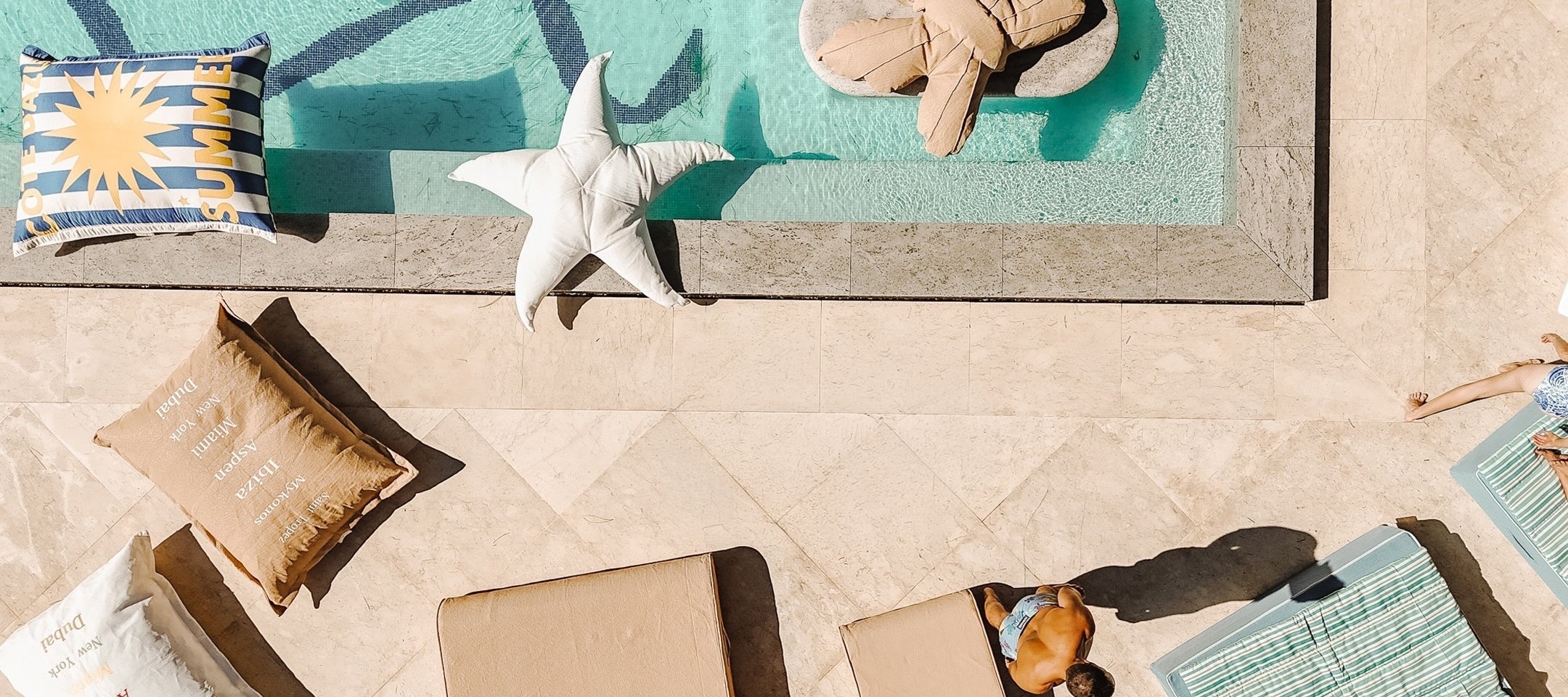 vue aérienne beds et poufs flottants