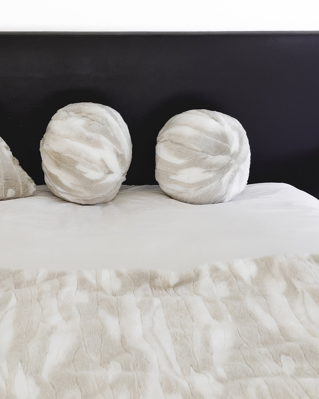 Cuscino a sfera in pelliccia sintetica - beige