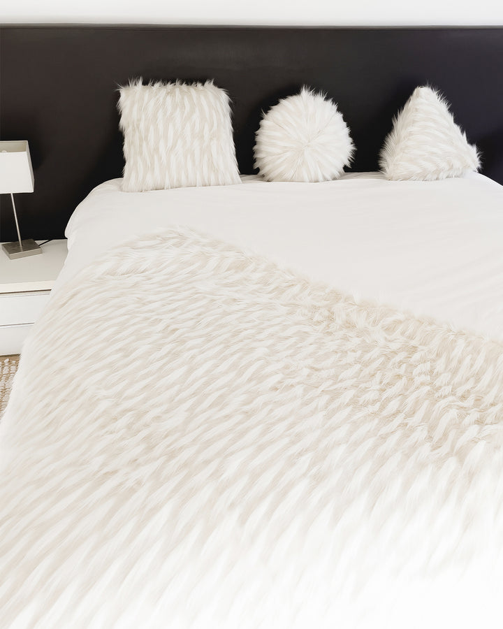 Faux fur throw - white