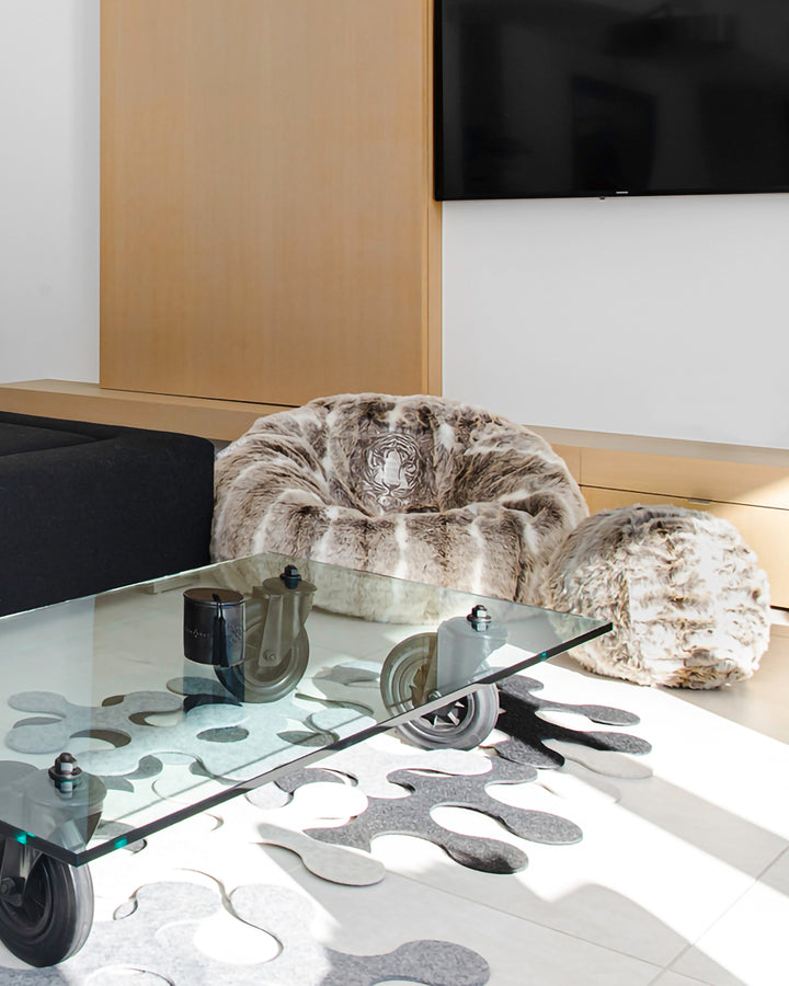 Pouf XL brodé en fausse fourrure Marron