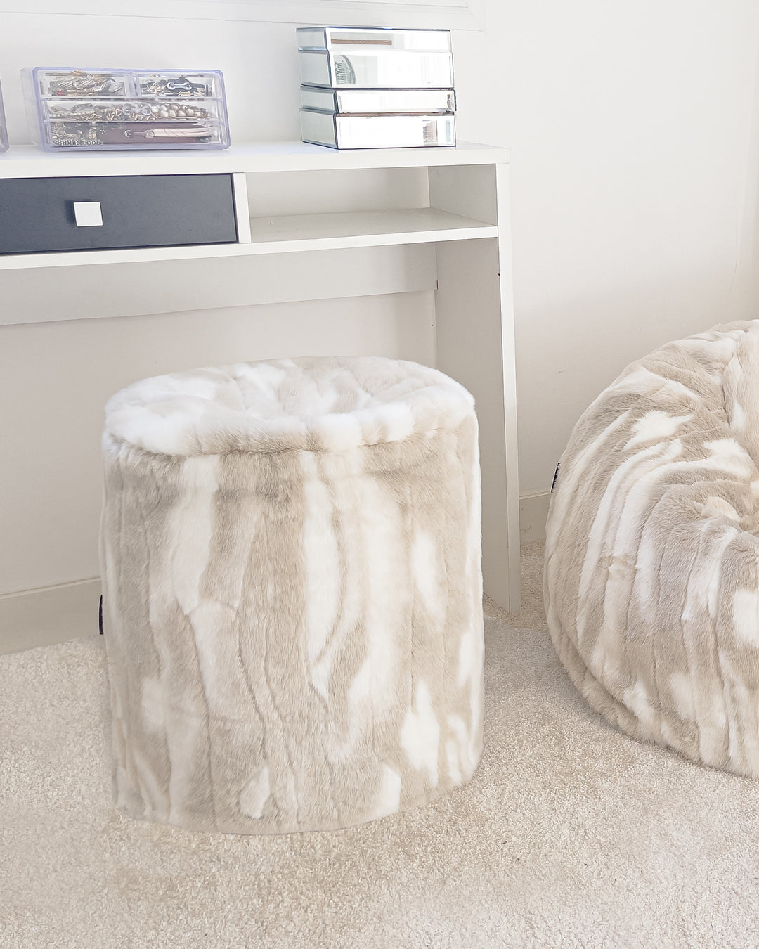 Hocker aus kunstfell – beige