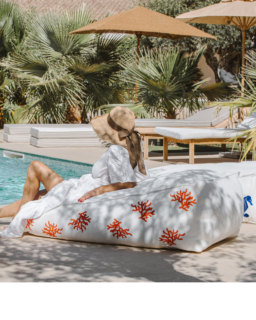 Bain de soleil flottant - Blanc corail rouge ou effet raphia brodé blanc - MXHOME