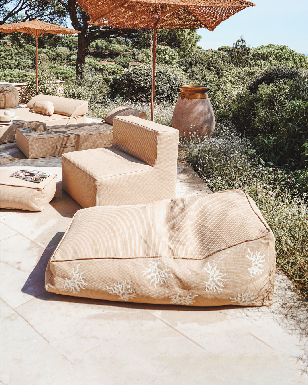 Bain de soleil flottant - Beige raphia avec corail blanc - MXHOME