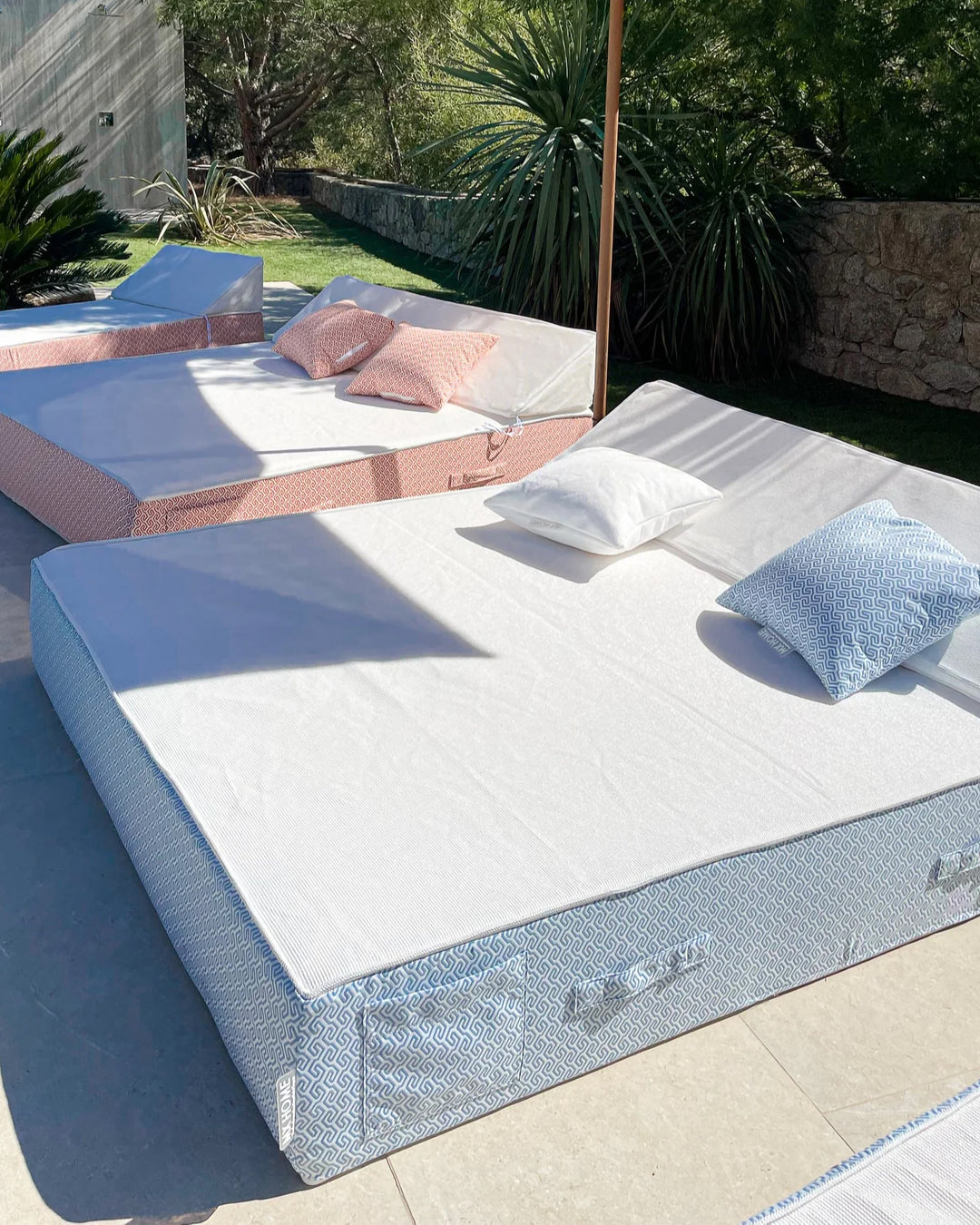 Lit bain de soleil 2 places en mousse - Blanc avec motifs bleus - MXHOME