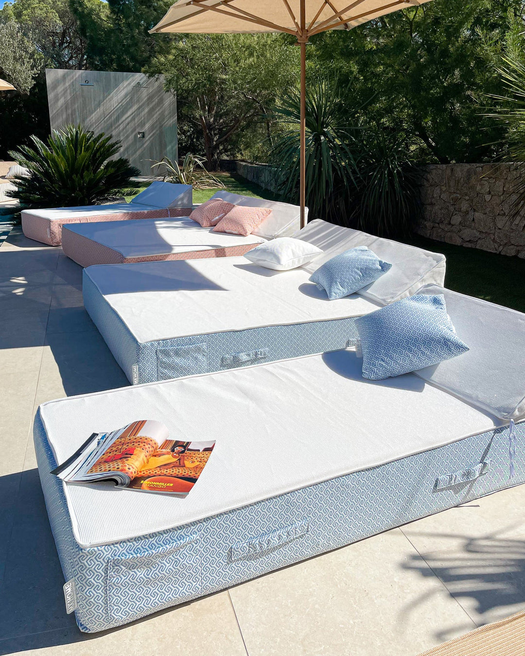 Lit bain de soleil 2 places en mousse - Blanc avec motifs bleus - MXHOME