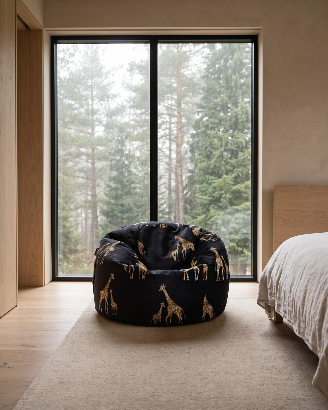 Pouf in velluto nero con giraffe ricamate