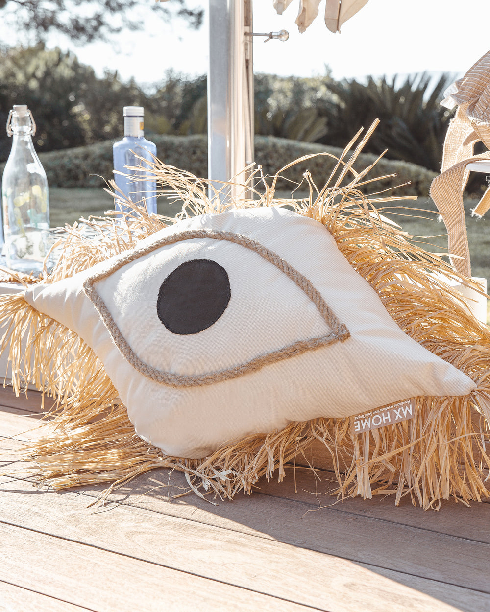 Coussin oeil grec - Tissu blanc avec franges en raphia - MXHOME