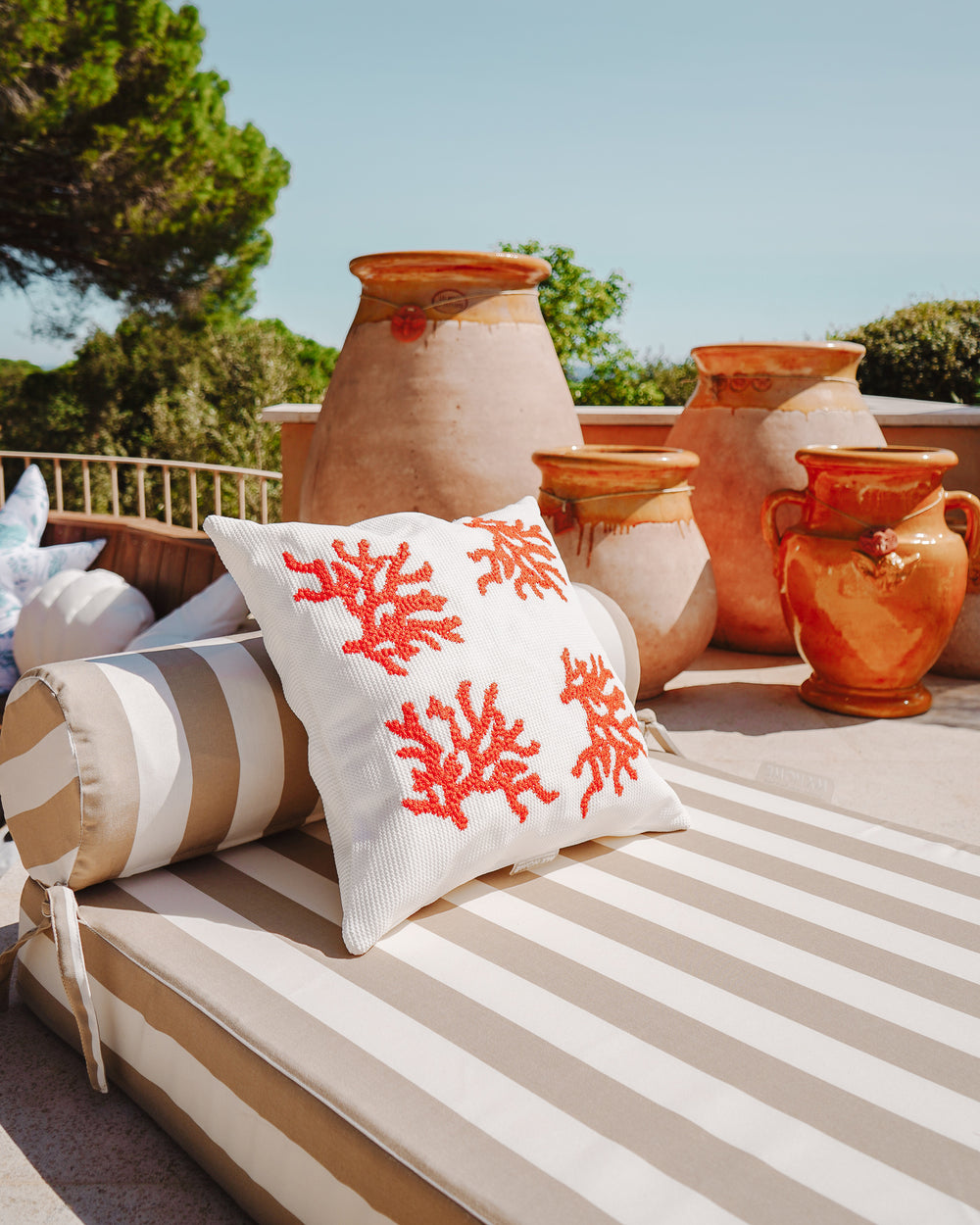 Coussin - Broderies corail - MXHOME