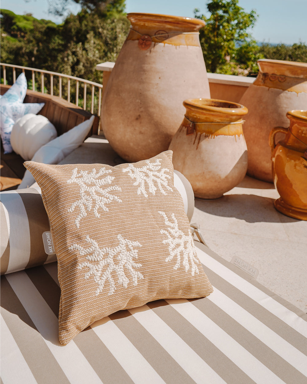 Coussin - Broderies corail - Effet raphia - MXHOME