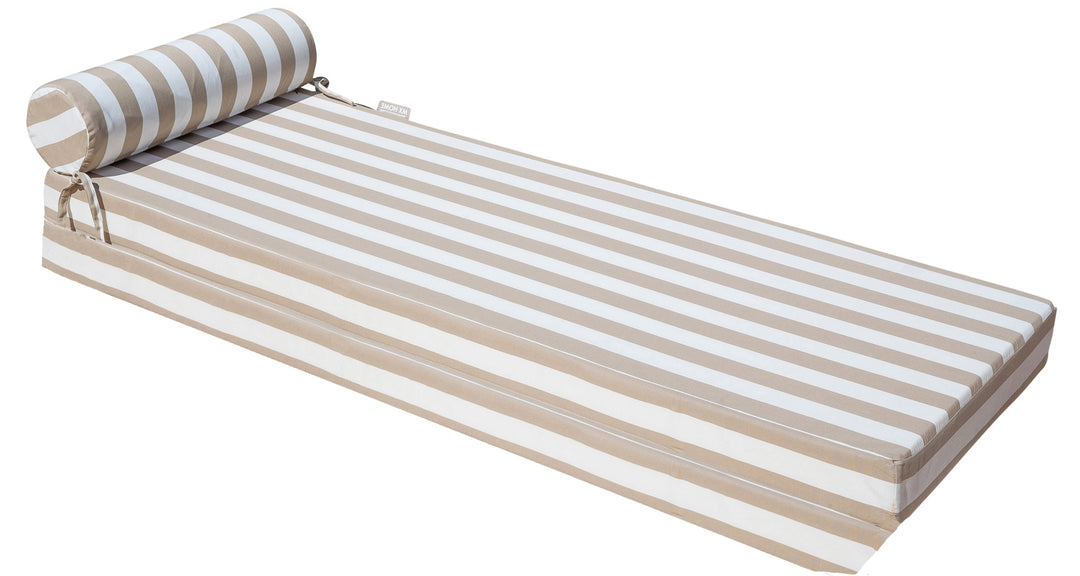Matelas extérieur double face, recto rayé beige/blanc et verso effet raphia, présenté seul.
