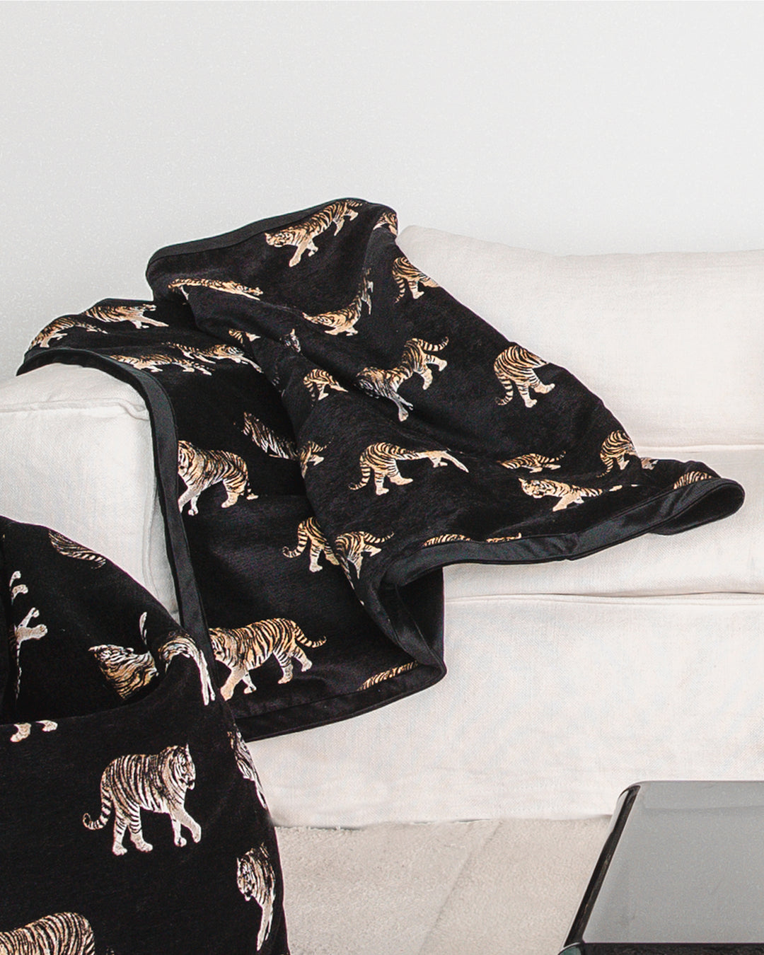 Plaid en velours noir brodés tigres