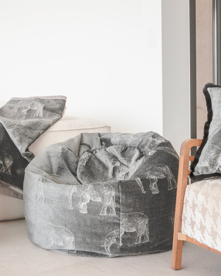 Pouf en velours gris brodés éléphants
