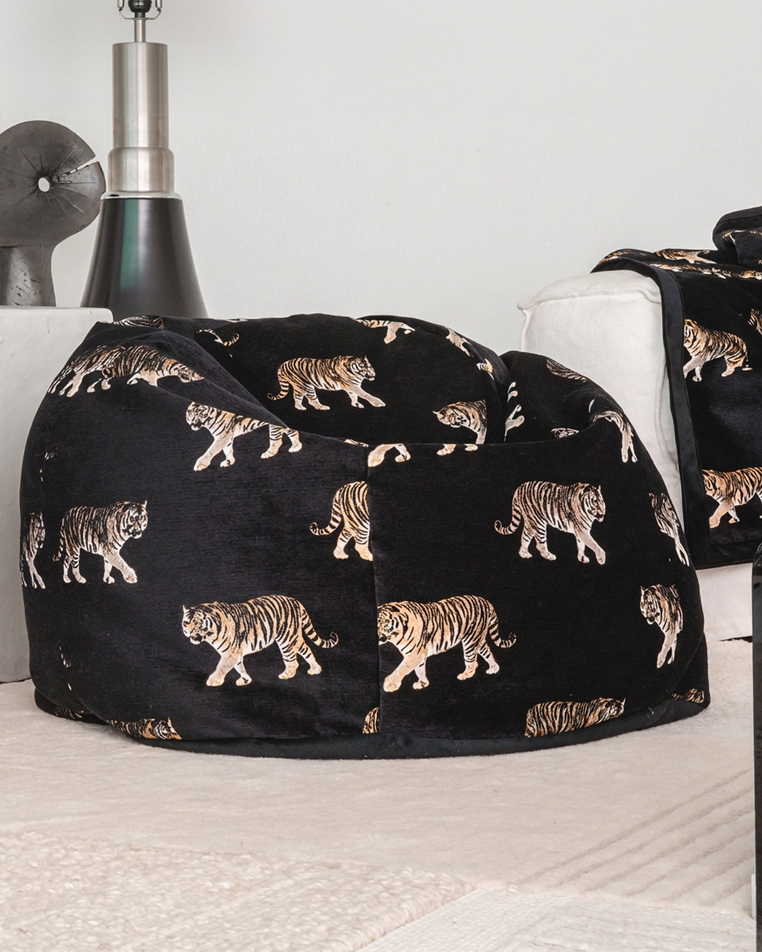 Schwarzer samthocker mit tigerstickereien