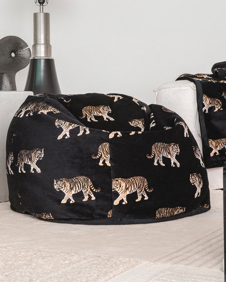 Schwarzer samthocker mit tigerstickereien