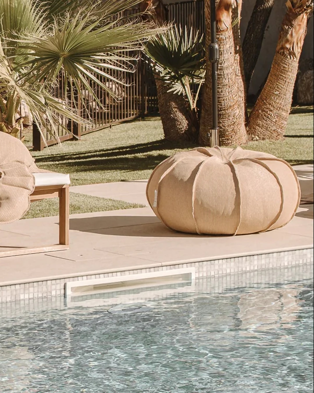 Pouf XL flottant Oursin -Effet raphia ou gris - MXHOME