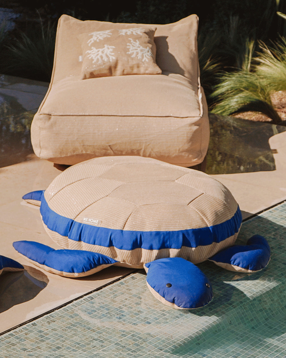 Pouf XL flottant tortue -Effet raphia et bleu - MXHOME