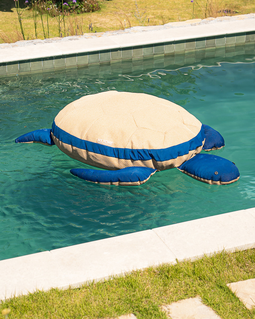 Pouf XL flottant tortue -Effet raphia et bleu - MXHOME