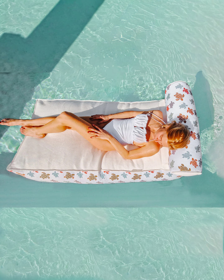 VILEBREQUIN x MX Home - Bain de soleil flottant avec têtière - Blanc avec tortues - MXHOME